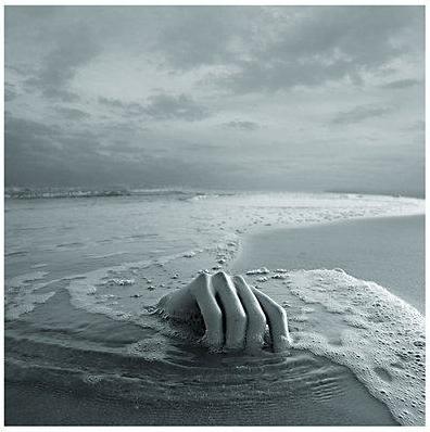 *main dans le sable...*